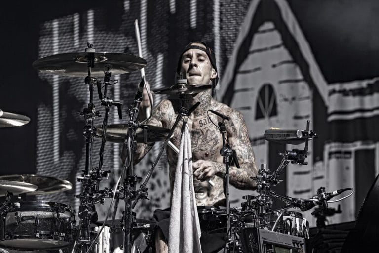 Le batteur de Blink-182, Travis Barker, pense qu’Olivia Rodrigo et Billie Eilish “repoussent les limites du pop-punk”