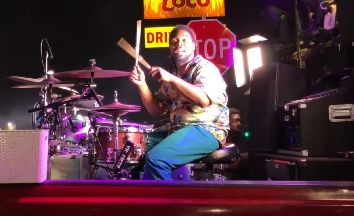 Metallica offre une nouvelle batterie à un artiste de rue de Los Angeles après que la sienne a été volée