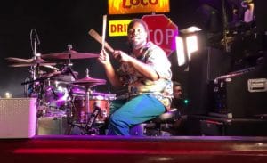 Metallica offre une nouvelle batterie à un artiste de rue de Los Angeles après que la sienne a été volée