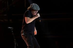 AC/DC lance une deuxième vague de rééditions en vinyle doré à l’occasion de son 50e anniversaire