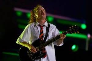 Angus Young, le guitariste d’AC/DC, explique ce qu’il ressent sur scène : “Je suis une personne totalement différente”