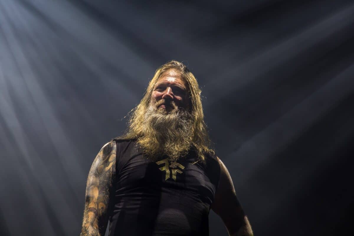 Johan Hegg, d&rsquo;Amon Amarth, affirme qu&rsquo;accueillir des réfugiés ukrainiens chez lui pendant deux mois était une « évidence »