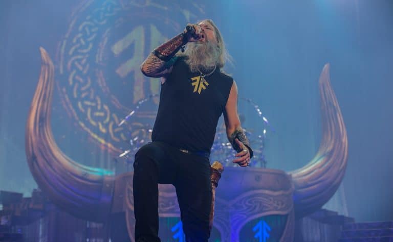 Johan Hegg, d’Amon Amarth, clarifie ses critiques à l’égard de l’UFC et déclare qu’il est “juste” d’imposer des sanctions aux combattants russes