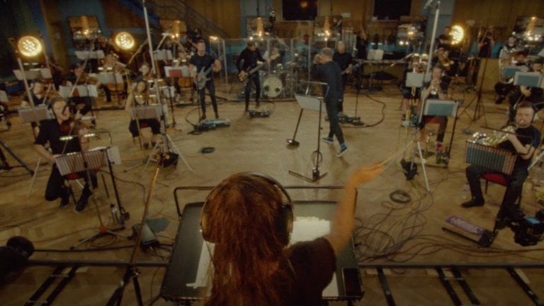 Regardez Architects jouer Impermanence avec un orchestre dans les studios d’Abbey Road