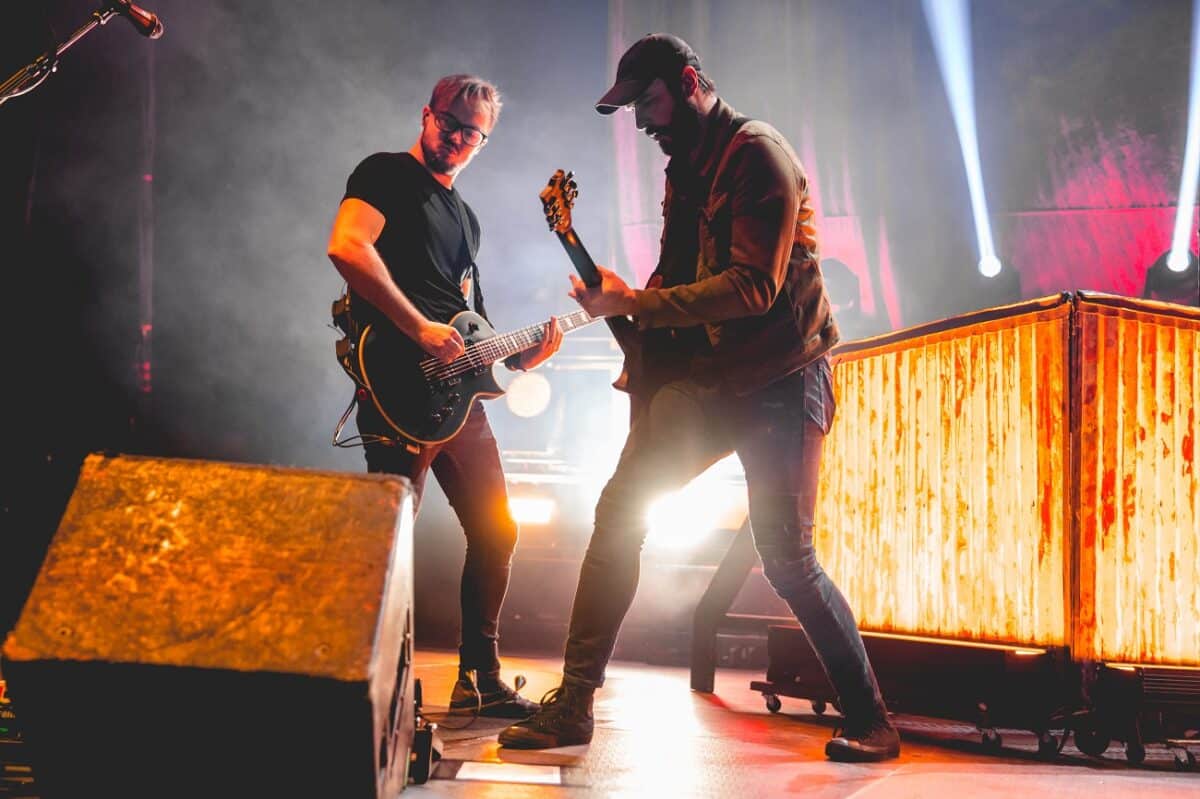 Breaking Benjamin brise sa propre règle et joue un inédit sur scène (Something Wicked)