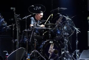 Chris Slade clarifie ses récents commentaires sur le nouveau batteur d’AC/DC : “Je ne suis pas amer et je ne me plains pas”