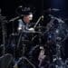 « C’est le cœur lourd que j’annonce ma retraite » : Chris Slade, ancien batteur d’AC/DC, s’arrête après 60 ans de carrière