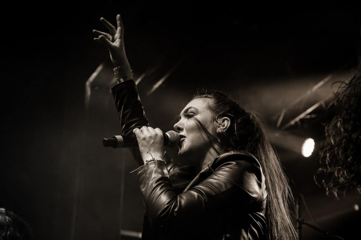 “Je ne pense pas qu’il y ait de quoi avoir peur” ; Elize Ryd d’Amaranthe ne craint pas l’intelligence artificielle