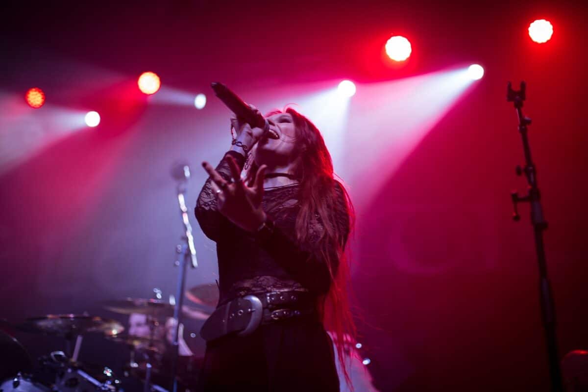 Fabienne Erni (Eluveitie, Illumishade) dévoile Starveil, son tout premier album solo prévu pour mars