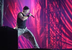 “J’ai perdu mon sang-froid” ; Bruce Dickinson d’Iron Maiden s’exprime sur l’incident de la fusée de détresse