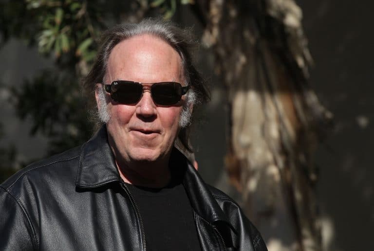 Neil Young s’adresse aux travailleurs de Spotify : “Quittez cet établissement avant qu’il ne dévore votre âme”