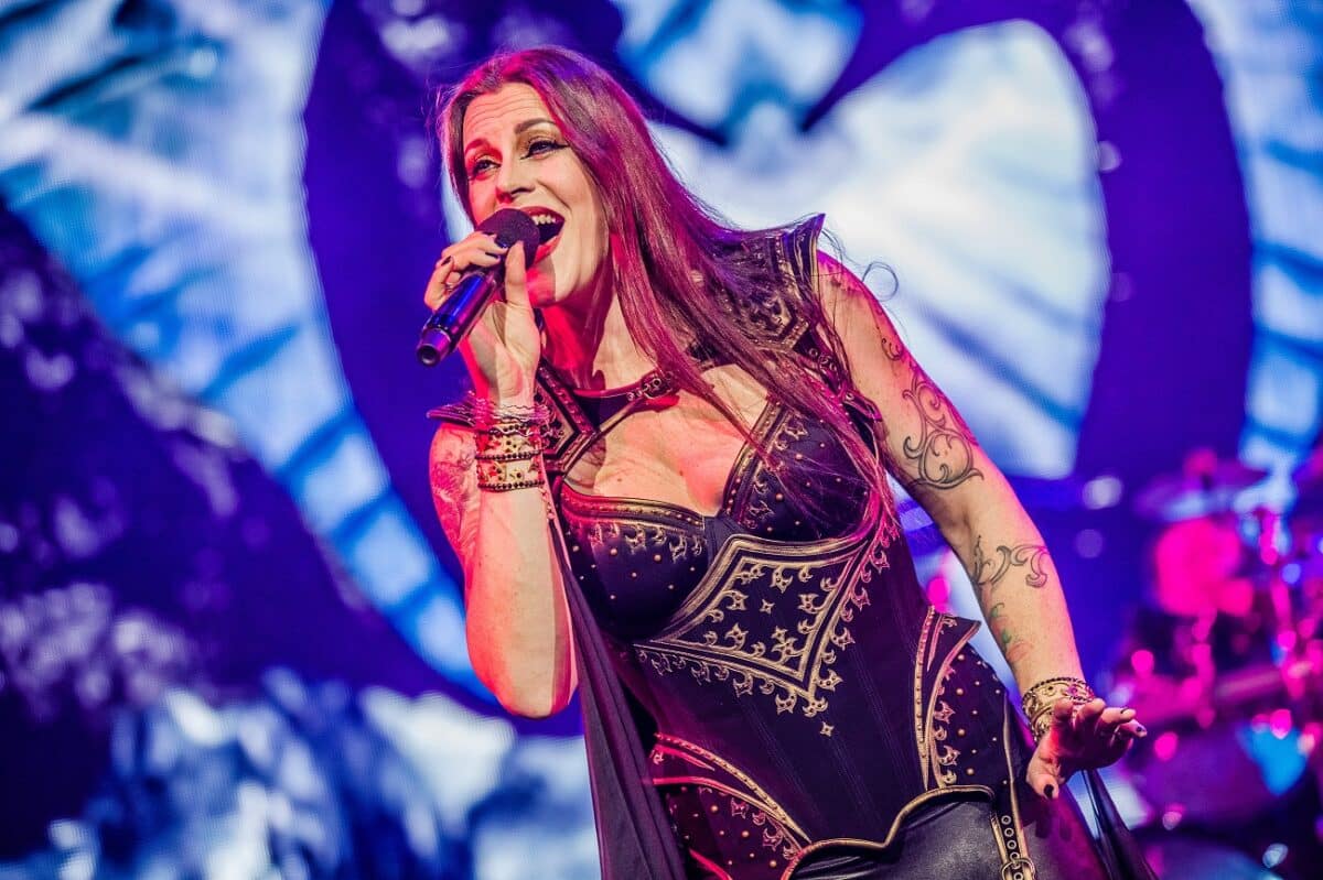 Floor Jansen de Nightwish dit qu&rsquo;elle n&rsquo;a « jamais pensé à quitter » le groupe