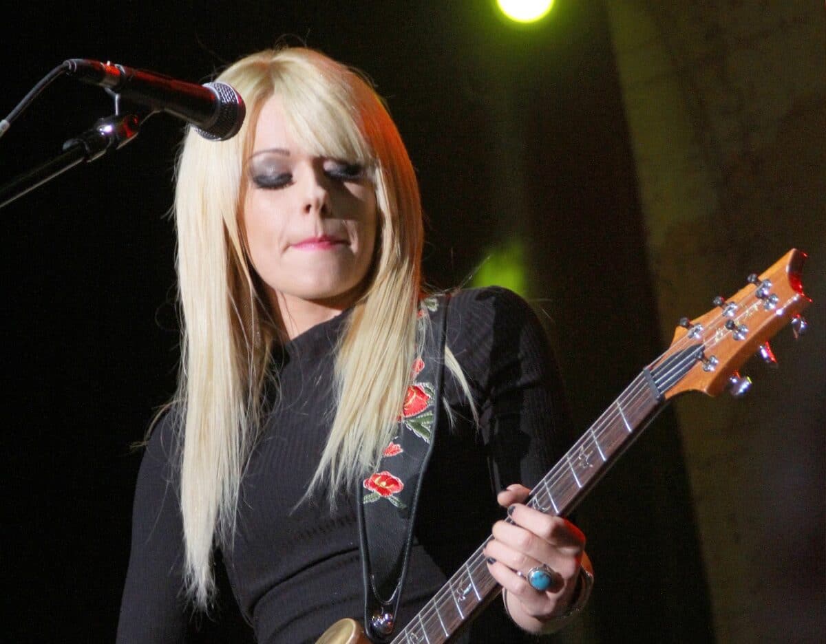 Orianthi raconte ce qu&rsquo;Eddie Van Halen a dû lui dire quand elle a été engagée par Michael Jackson, et donne son avis sur AC/DC