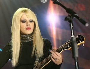 “Je me suis sentie vraiment, vraiment mal à ce sujet” : Orianthi évoque la blessure qui l’a obligée à annuler ses concerts avec Alice Cooper