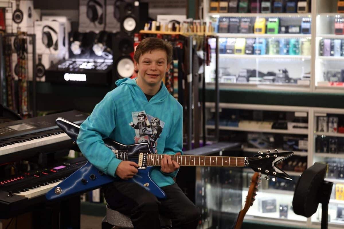 Un client anonyme d&rsquo;un magasin de musique offre une guitare signature Dimebag Darrell à un jeune inconnu atteint du syndrome de Williams