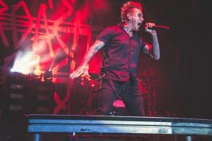 Jacoby Shaddix de Papa Roach affirme que les réseaux sociaux les ont aidés à entrer en contact avec les jeunes d’aujourd’hui : “Ils sont toujours collés à leur téléphone”