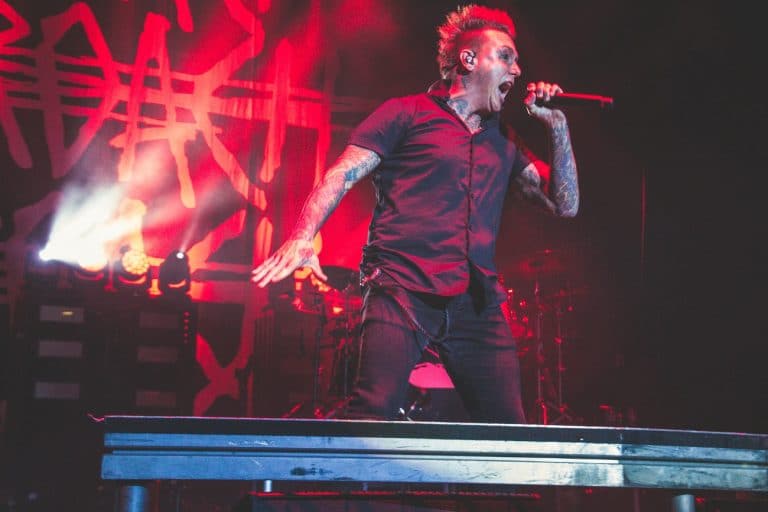 Jacoby Shaddix de Papa Roach affirme que les réseaux sociaux les ont aidés à entrer en contact avec les jeunes d’aujourd’hui : “Ils sont toujours collés à leur téléphone”