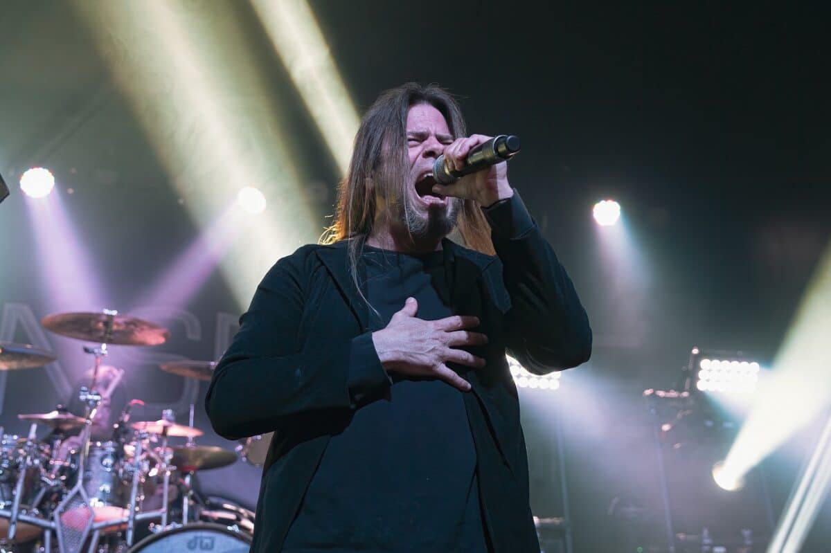 Queensrÿche publie la chanson Behind The Walls, tirée de son nouvel album Digital Noise Alliance