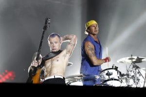 Flea des Red Hot Chili Peppers parle de sa relation avec Chad Smith : “C’est différent des autres”