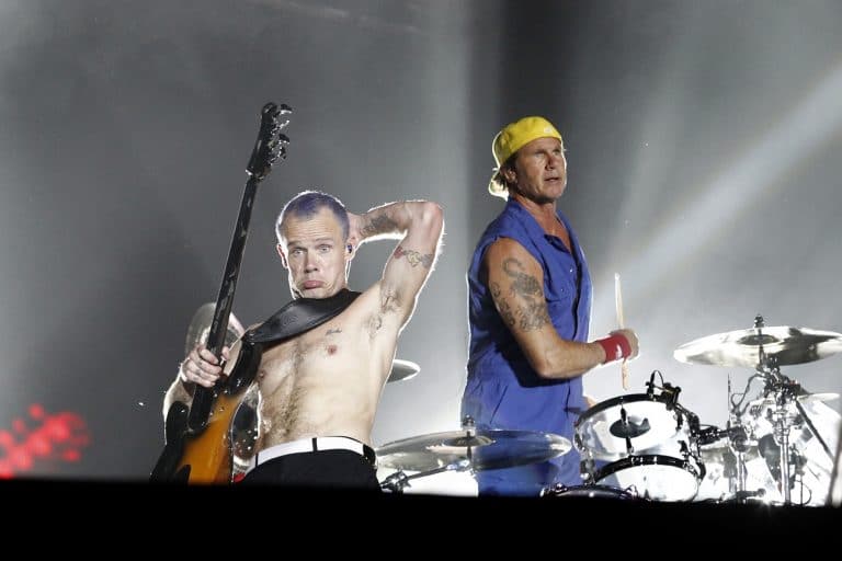 Flea des Red Hot Chili Peppers lorsqu’il a dû renvoyer Josh Klinghoffer : “J’ai crashé ma voiture dans le garage ; j’étais tellement paniqué”