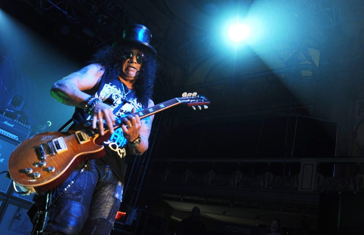 Slash critique le manque d&rsquo;émotion du rock moderne et commente les réalités de l&rsquo;industrie musicale