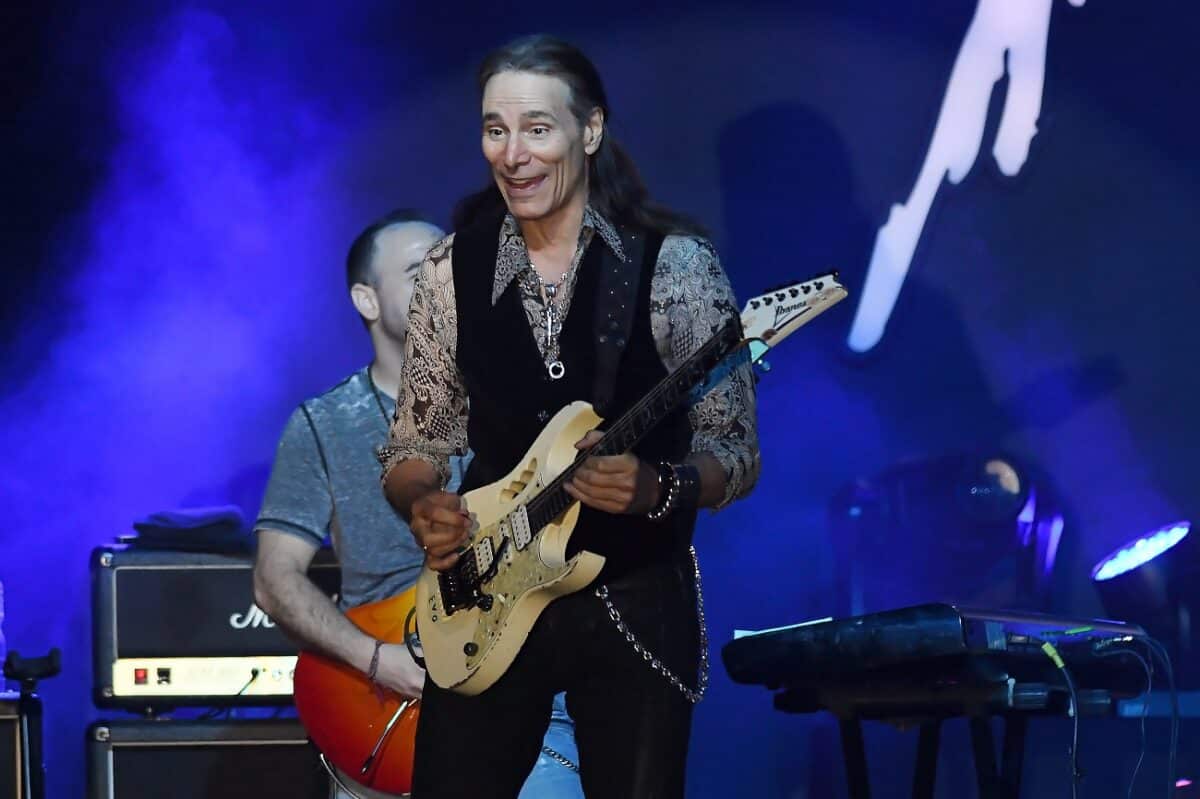 Steve Vai se souvient de ses leçons de guitare avec Joe Satriani à l&rsquo;âge de 12 ans : « J&rsquo;étais fasciné »