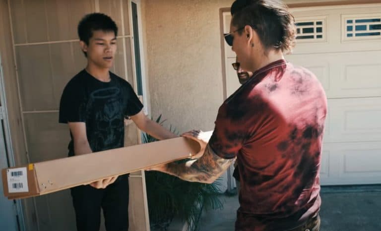 Avenged Sevenfold : Synyster Gates et Johnny Christ surprennent un fan avec une guitare dédicacée