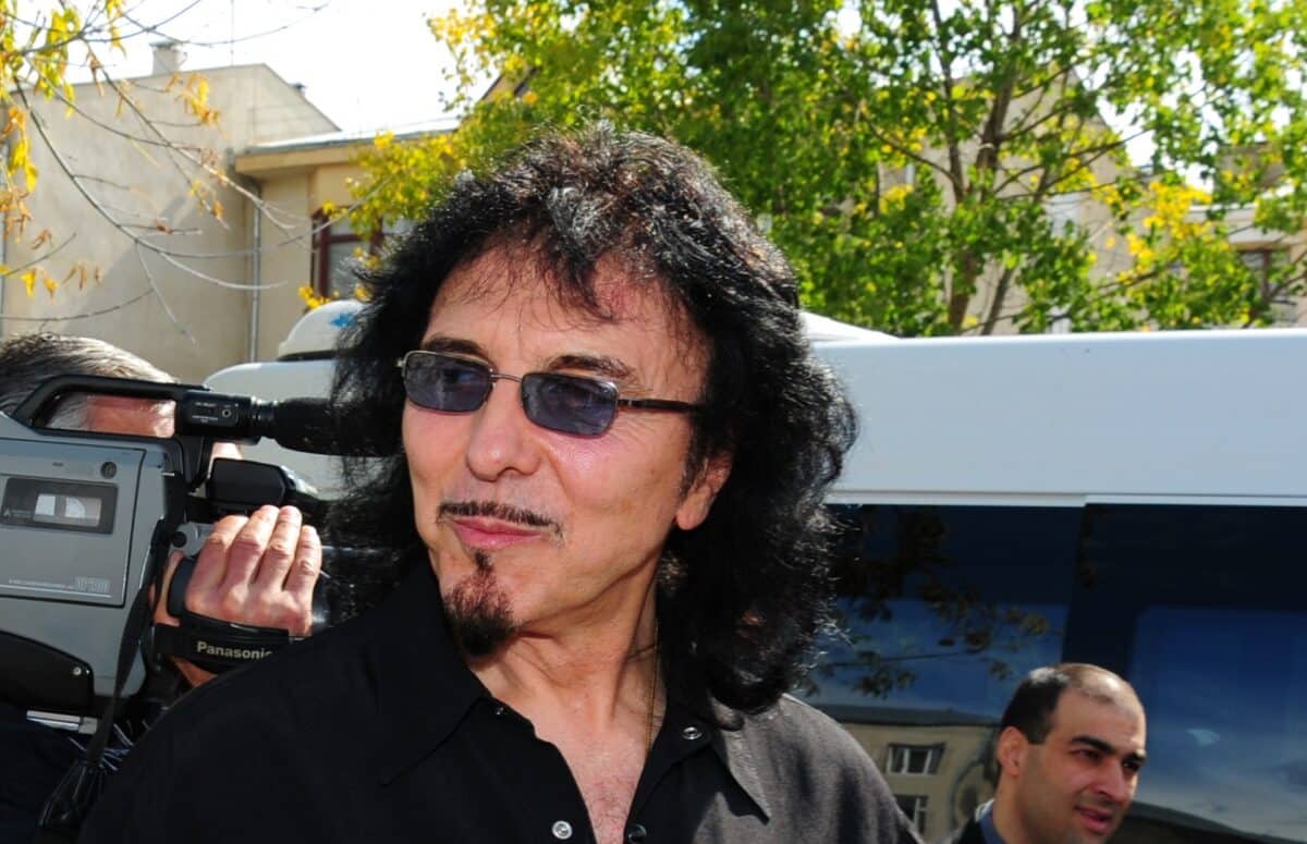 Tony Iommi, de Black Sabbath, affirme que de nouvelles musiques arrivent : « Je suis en train d&rsquo;écrire… et ça sonne très bien »