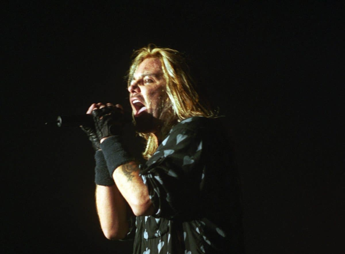 Vince Neil de Mötley Crüe est surpris en train d’utiliser un téléprompteur en direct ; certains fans se moquent de lui, mais ses confrères musiciens le défendent