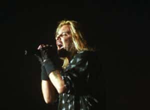 Vince Neil de Mötley Crüe est surpris en train d&rsquo;utiliser un téléprompteur en direct ; certains fans se moquent de lui, mais ses confrères musiciens le défendent
