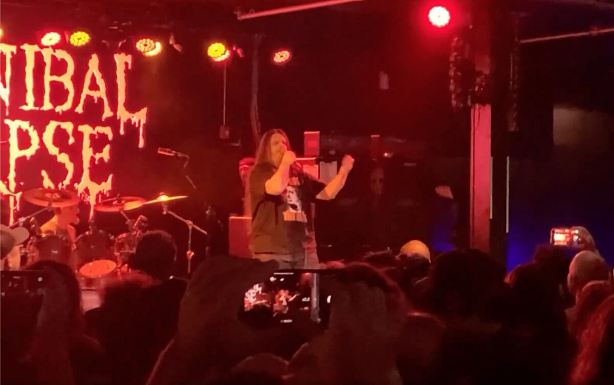 Des fans de Cannibal Corpse scandent « F*ck Chris Barnes ! » pendant un concert du groupe
