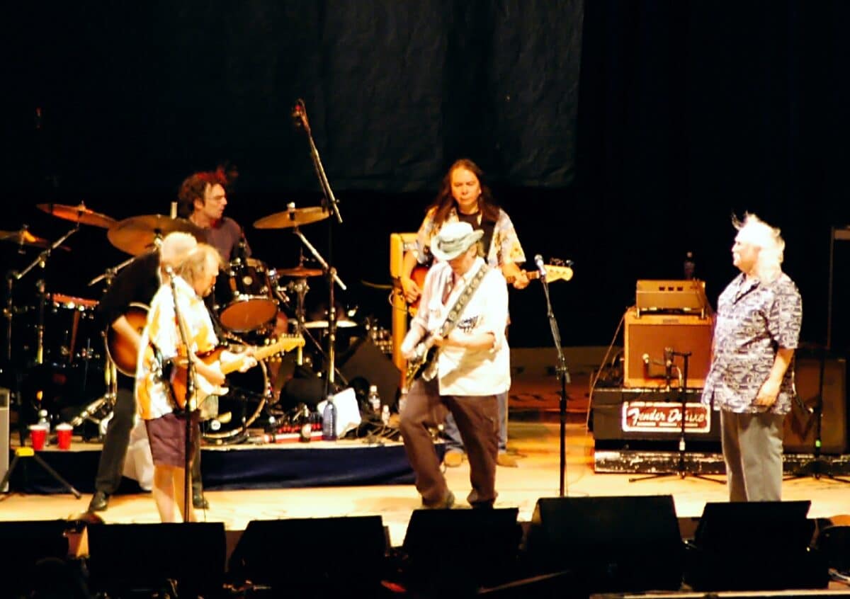 Crosby, Stills & Nash demandent de quitter Spotify en signe de soutien à Neil Young