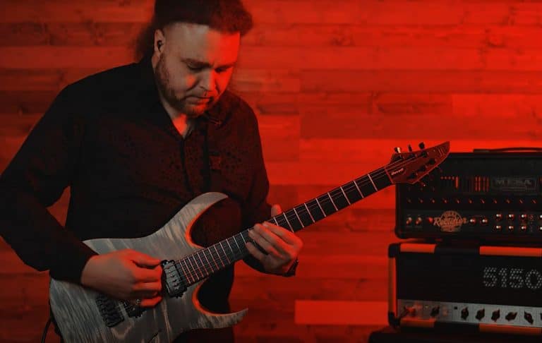 Monuments : Regardez John Browne jouer des riffs déments dans ce playthrough de Cardinal Red