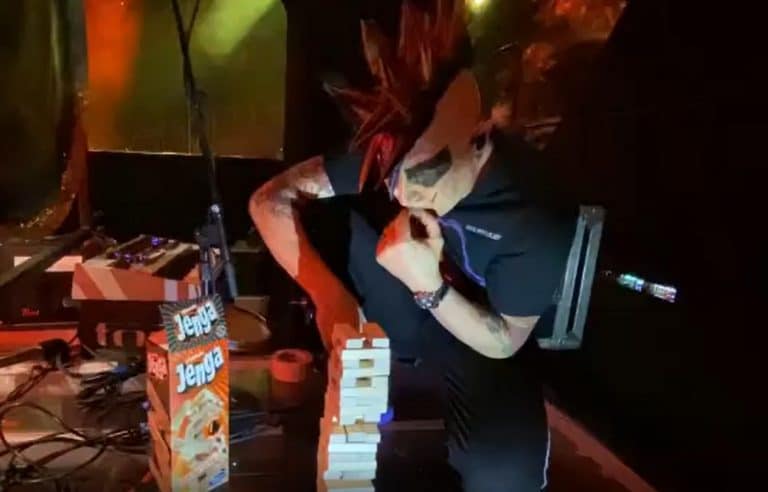 Tool : Regardez Maynard James Keenan essayer de jouer au Jenga sur scène derrière la batterie de Danny Carey