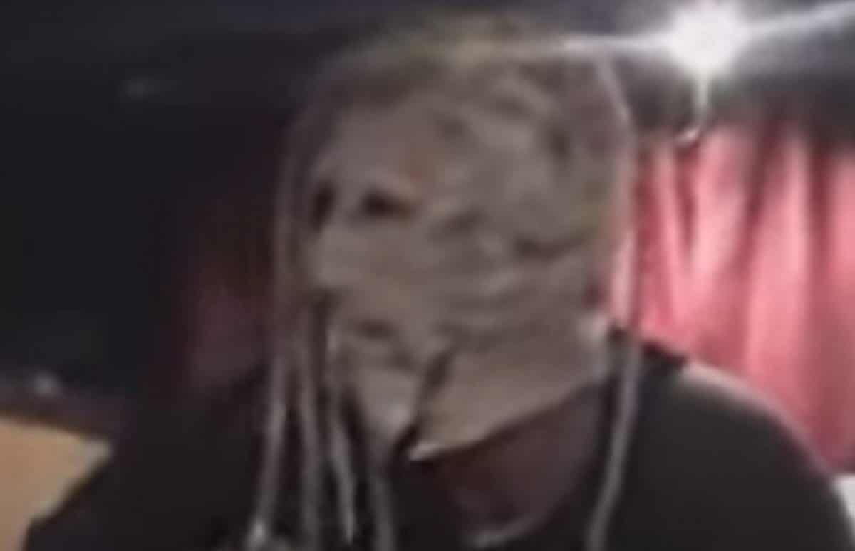 Regardez des membres de Muse mourir de rire en imitant Slipknot avec le masque volé de Corey Taylor en 2001