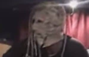Regardez des membres de Muse mourir de rire en imitant Slipknot avec le masque volé de Corey Taylor en 2001