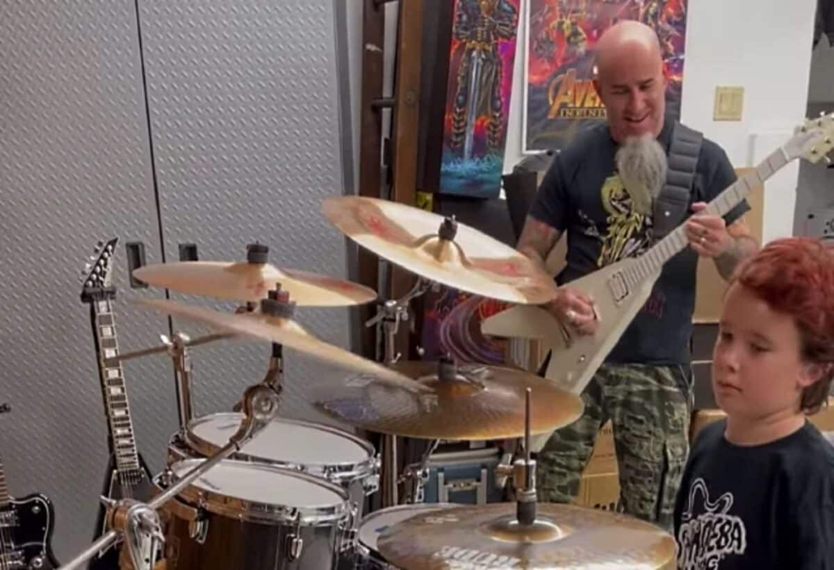 Regardez Scott Ian d&rsquo;Anthrax et son fils de 10 ans reprendre Bounce de System Of A Down