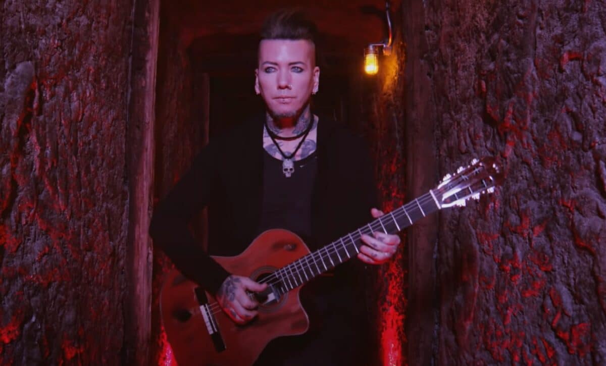 DJ Ashba clarifie sa déclaration sur Buckethead qui « enlevait le côté cool » de Guns N&rsquo; Roses