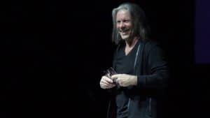 Bruce Dickinson (Iron Maiden) prétend que se promener dans des cimetières “lui remonte le moral”