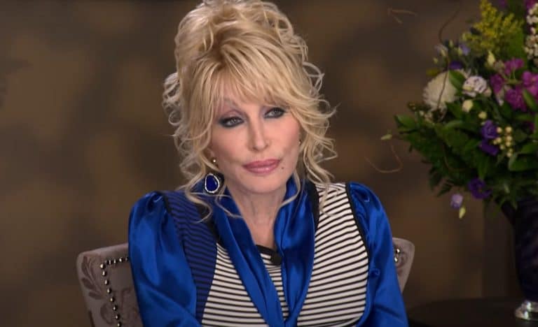 Dolly Parton se retire de la liste des candidats au Rock Hall : “Je ne pense pas avoir gagné ce droit”