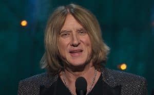 Le frontman de Def Leppard parle de la façon dont le producteur légendaire de AC/DC a traité son groupe : “Il pousse les gens dans leurs derniers retranchements”