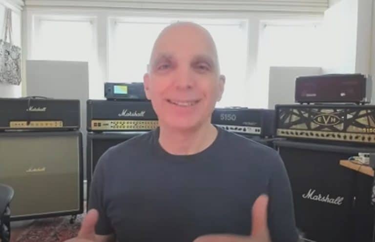 Joe Satriani nomme le guitariste dont les concerts l'”humilient” à chaque fois qu’il les regarde