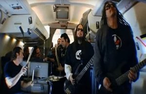 Regardez Korn donner un concert dans un avion