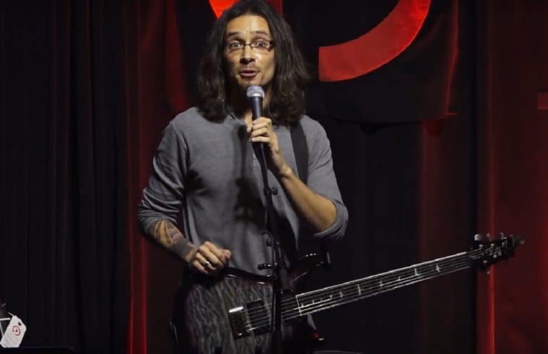 Mark Holcomb, guitariste de Periphery, explique comment il gère le trac avant de monter sur scène : “C’est quelque chose que j’ai toujours redouté”