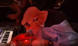 Regardez Maynard James Keenan de Tool tenter de jouer au Docteur Maboul derrière la batterie de Danny Carey