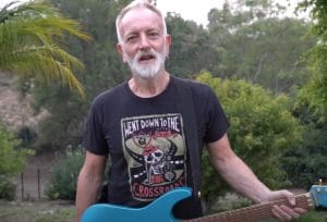 Phil Collen, le guitariste de Def Leppard, âgé de 63 ans, explique pourquoi il continue à monter sur scène torse nu !