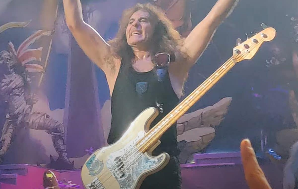 Steve Harris d’Iron Maiden fait sensation sur le terrain de football en Australie