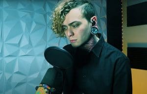 Regardez la performance du chanteur de Lorna Shore sur And I Return to Nothingness (en une seule prise)