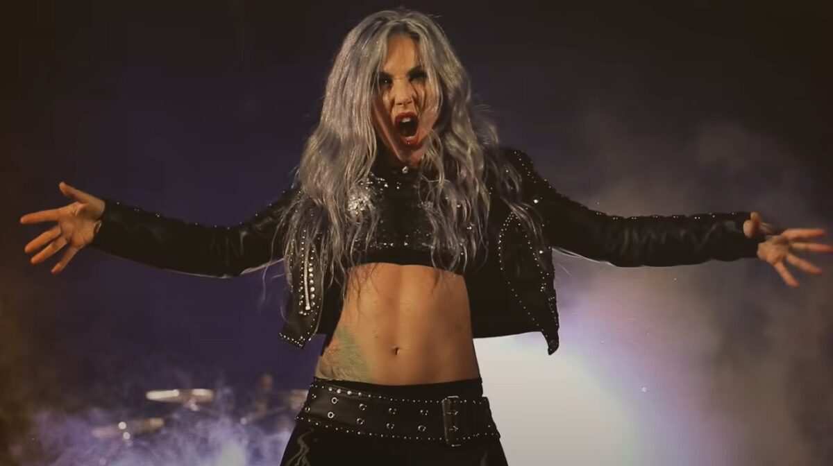 Alissa White-Gluz, d&rsquo;Arch Enemy, s&rsquo;inquiète de ce qui arrivera au Metal lorsque les « maîtres » commenceront à prendre leur retraite