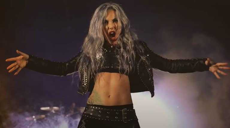 Alissa White-Gluz, d’Arch Enemy, s’inquiète de ce qui arrivera au Metal lorsque les “maîtres” commenceront à prendre leur retraite